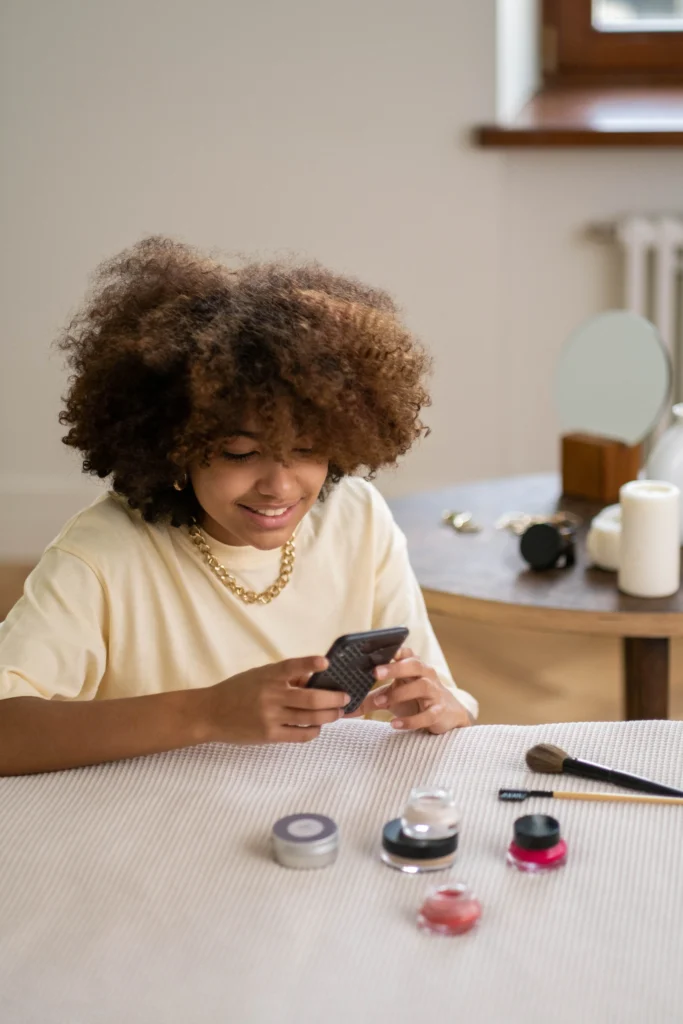 afiliada de produtos de beleza Como ser afiliada de produtos de beleza: celular com link de divulgação
