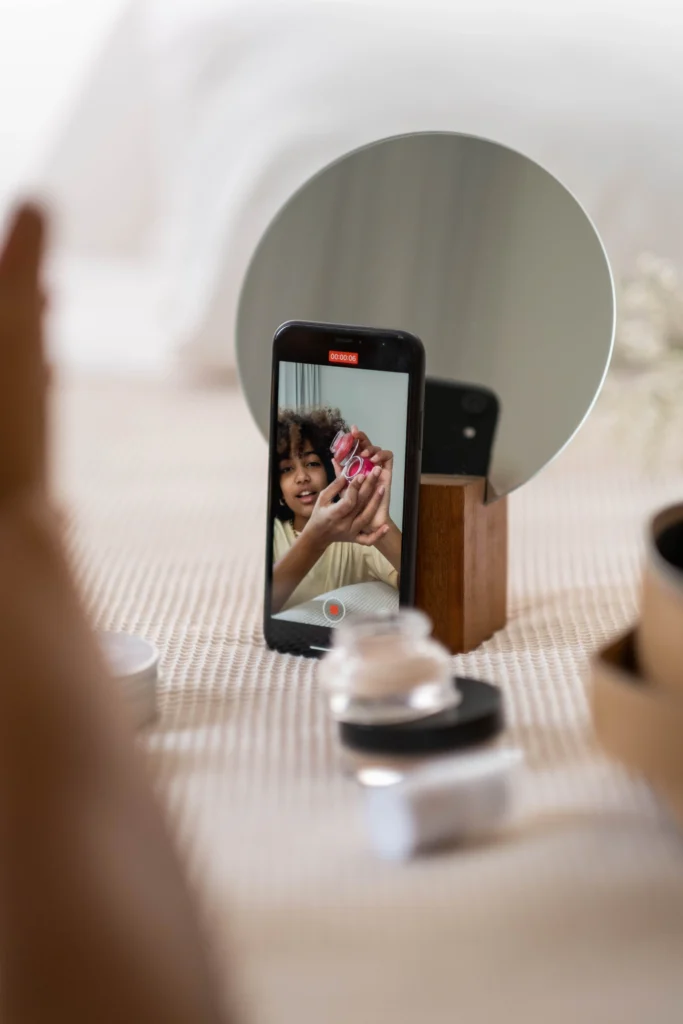 5 Passos para Ser Afiliada de Produtos de Beleza Como ser afiliada de produtos de beleza: celular com link de divulgação