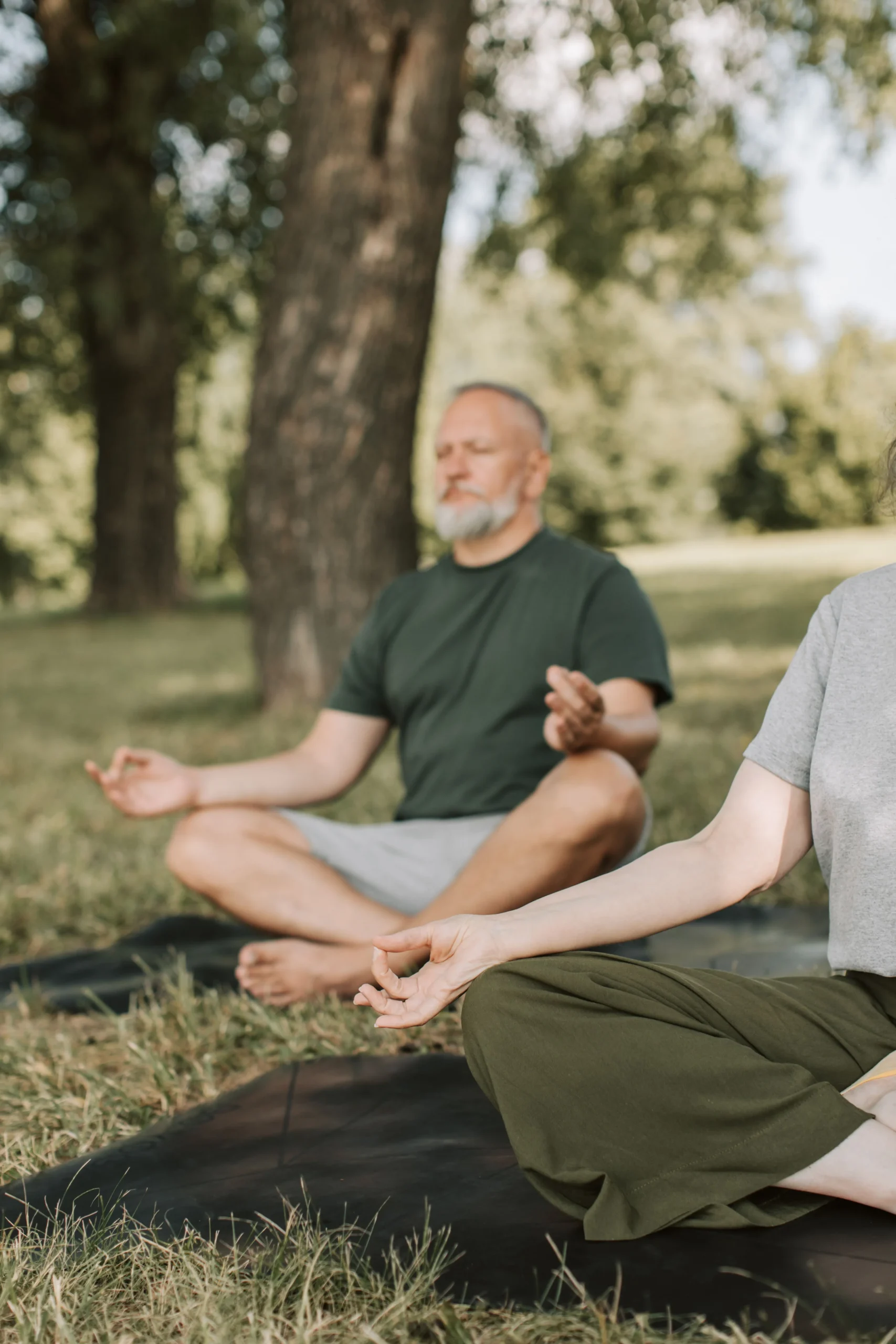 duas pessoas meditando juntas ao ar livre, criando o hábito diário